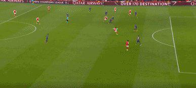 竞的进球数, 大腿将球撞