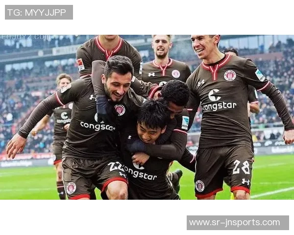 凯泽斯劳滕与杜塞尔多夫的激烈对决展现足球魅力与团队精神